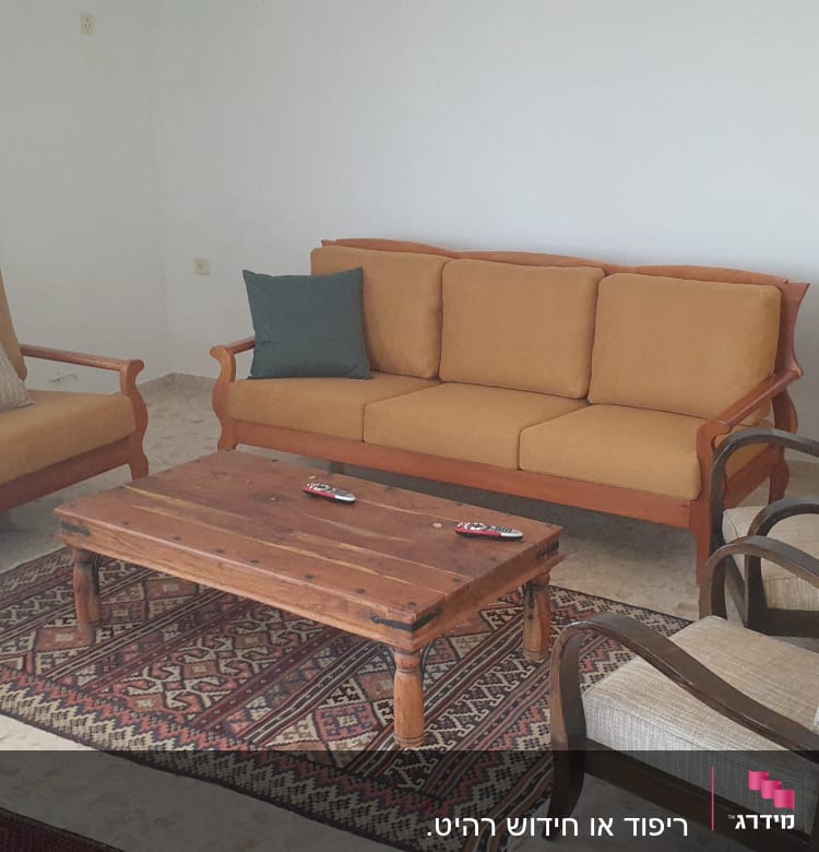 כריות צבעוניות על ספות בחדר מגורים